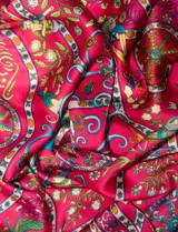 Bandana de satén estampado con diseño abstracto multicolor, marca Barrington.