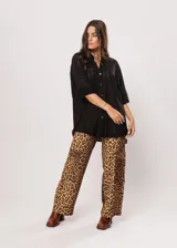 Camisa negra con calados, escote en V, abotonada y manga 3/4.