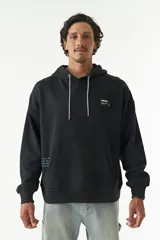 Canguro color crema con capucha ajustable, lettering estampado en el frente, logo en grifa de goma y puños.