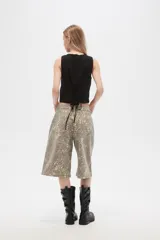 Bermuda de jean con estampado animal print, de calce alto y corte ancho.