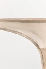 Tanga color beige de algodón con cintura elástica.