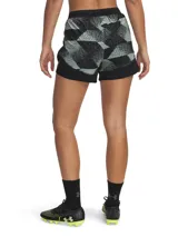 Short deportivo Under Armour Challenger Pro Print para mujer, con estampado abstracto en tonos rojo, gris y blanco. Cuenta con cintura elástica, calza interior y logo de la marca en la pierna.