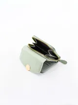 Billetera verde con textura tipo cocodrilo y cierre con botón.
