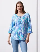 Blusa de gasa bambula estampada marca Ruby Rd, con cuello redondo y escote en V con lazo de ajuste, manga ¾ amplia.