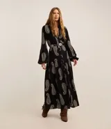 Vestido chemise midi de viscosa con estampado paisley, cuello inglés, manga larga y abotonado delantero.
