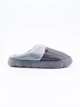 Pantuflas cerradas color gris con interior de piel sintética y detalle de costuras blancas.