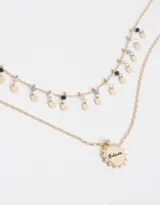 Set de dos collares cortos dorados, uno con cadena de eslabones y colgantes de discos y cuentas de colores, y otro con dije de sol.
