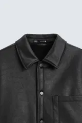 Sobrecamisa marrón de efecto piel con interior de borreguillo a tono, de corte relaxed fit, cuello solapa, manga larga con puños abotonados, bolsillos de plastrón en pecho y laterales, efecto lavado y cierre frontal con botones a presión.