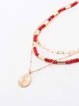 Collar dorado de tres hilos con cuentas rojas y dije colgante en forma de lágrima.