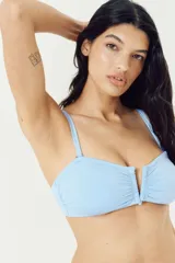 Top de bikini celeste strapless con breteles ajustables extraíbles, copas con relleno extraíble, alambre en V en el busto, reborde de silicona oculto en el escote y cierre de gancho ajustable en la espalda.