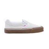 Zapatillas Vans sin cordones, color blanco hueso, con suela de goma marrón.