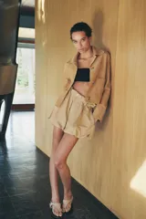Chaqueta de mujer realizada en piel de ante color beige. Tiene cuello solapa, manga larga, bolsillos de plastrón en delantero y cierre frontal con botones.