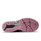 Championes New Balance modelo 1906R, color negro con detalles en rosa.