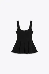 Top negro de tejido elástico, con escote redondo, tirantes anchos y bajo peplum.