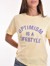 Remera blanca de algodón con estampado de limones y texto en azul.