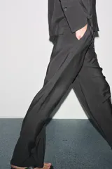 Pantalón de tiro medio con cintura elástica ajustable con cordones y pierna ancha.