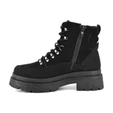 Bota de caña media color negro, con cordones y plataforma track.