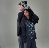 Remera negra de manga larga con estampado de calaveras azules.