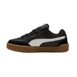 Championes Puma Park Lifestyle SK8 blancos con detalles en negro, gris y suela color caramelo.