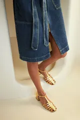 Sandalias de cuero acharolado color borgoña, con puntera calada, pulsera ajustable y taco cuadrado de 5 cm.