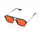 Lentes de sol con marco negro, patillas plateadas y lentes celestes.