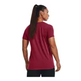 Remera deportiva Under Armour color fucsia con logo blanco estampado en el frente.