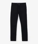 Pantalón masculino de corte slim, confeccionado en tejido de sarga color negro. Cuenta con bolsillos laterales y traseros, cierre con botón y cremallera, y trabillas en la cintura.