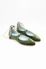 Bailarinas de terciopelo verde musgo con cordones para atar al tobillo y borlas de ante. Incluyen plantilla de lana intercambiable, cuña interna de 1,5cm, interior de piel y suela de cuero. Diseño y fabricación 100% española.