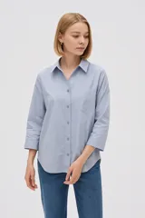 Camisa color marfil de corte holgado con mangas tres cuartos.