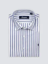 Camisa de hombre de corte clásico, a rayas verticales azules y blancas, con cuello italiano sin botones.