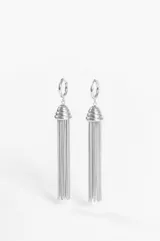 Par de caravanas largas de acero plateado, con diseño de borla de cadenas finas y un tope en forma de cono escalonado. Cierre de aro.