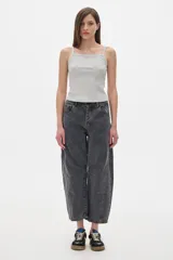 Pantalón jean slouchy de tiro medio, estilo mom, color gris oscuro con lavado suave. Presenta un bordado de estrella en el bolsillo delantero.