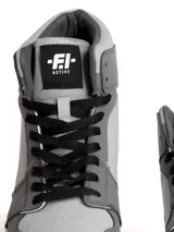 Bota deportiva alta en combinación de colores negro y blanco, con capellada de PU y suela de PVC.