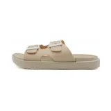 Sandalias bajas color beige con doble tira ancha con hebillas blancas ajustables.
