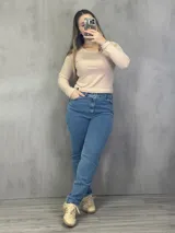 Pantalón de jean celeste de corte recto y tiro alto.