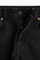 Short de denim negro con cinco bolsillos, cintura estándar con cierre y botón.