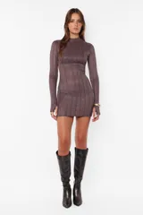 Vestido corto color marrón con brillos, de tejido de punto satinado, mangas largas con mitones en los puños, cuello semipolera y espalda descubierta con elástico.