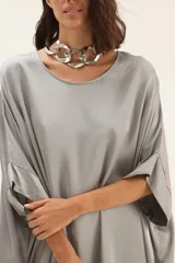 Túnica larga de color gris, de corte holgado y mangas cortas.