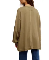 Buzo blanco de tejido waffle con escote en V y hombros caídos.