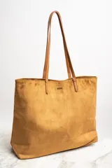 Bolso tipo tote de gamuza vegana color camel, con asas de mano y logo grabado en el frente.
