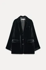 Blazer de terciopelo negro con cuello solapa de muescas, manga larga con abertura y botones, bolsillos con solapa y forro interior.
