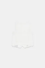 Chaleco blanco con cuello en V, sin mangas, con cierre frontal de botones marrones a contraste y bolsillos simulados en la parte delantera.