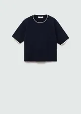 Buzo de punto fino color azul marino, de manga corta con ribetes blancos en contraste y cuello redondo. Diseño recto.