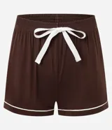 Conjunto de pijama americano corto color marrón con detalles en blanco, confeccionado en viscolycra. Incluye una blusa de manga corta con cuello solapa y abotonado delantero, y un short con cintura elástica y lazo.