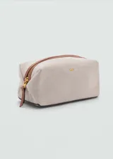 Neceser pequeño color beige con efecto rafia, logo en relieve y cierre de cremallera.