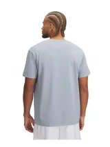 Remera celeste de hombre, marca Under Armour, de corte clásico, manga corta y cuello redondo. Presenta el logo de la marca estampado en el pecho.