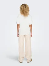 Camiseta blanca de algodón con estampado de un guepardo y texto "Wild Energy" y "Fire Ignited".