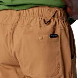 Short color arena con cinturón ajustable incorporado.