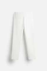 Pantalón de jogging color beige confeccionado en tejido de mezcla de algodón. Cuenta con cintura elástica ajustable con cordón, bolsillos frontales y traseros.