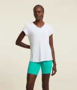 Remera deportiva blanca de microfibra, con cuello en V, mangas cortas y friso verde en la espalda.